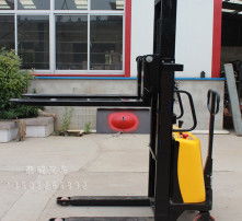 高清視角 電動叉車的工業(yè)魅力與現(xiàn)代效率